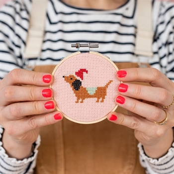 CHRISTMAS DACHSHUND CROSS STITCH KIT fra Cotton Clara